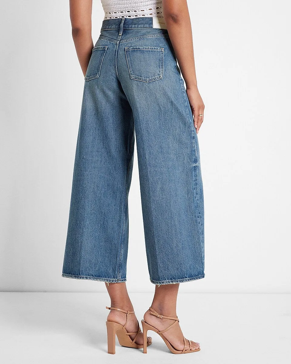 Mid Rise Medium Wash Wide Leg Ankle Jeans in Medium Wash